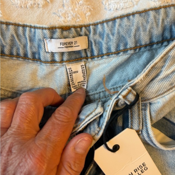 Forever 21 High Rise Wide Leg Distressed Jeans Size 24 in/ equivalent to 0 - Picture 3 of 6